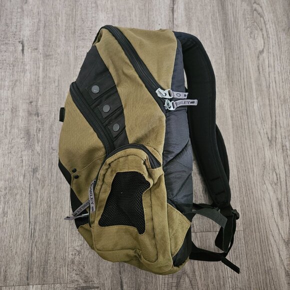 Oakley Icon 2.0 Tactical Field Gear Backpack – Olive Green Black – Unisex - Picture 6 of 13